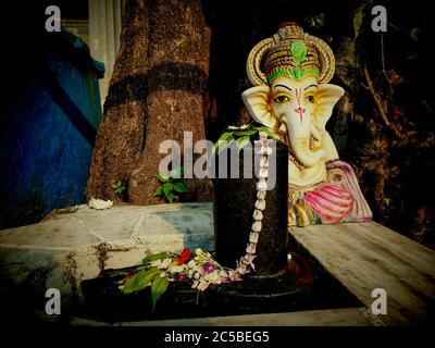 Ganesha, également orthographié Ganesh, également appelé Ganapati, dieu hindou à tête d'éléphant des débuts, qui est traditionnellement adoré avant tout enterpri majeur Banque D'Images