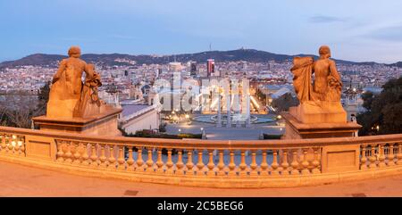 Barcelone - le panorama du Palais Real avec la Plaza Espana au crépuscule. Banque D'Images