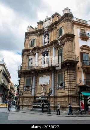 Quattro Canti - four Corners, officiellement connu sous le nom de Piazza Vigliena, est une place baroque à Palerme, Sicile, Italie Banque D'Images