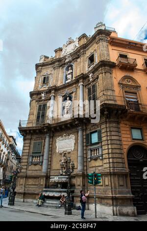 Quattro Canti - four Corners, officiellement connu sous le nom de Piazza Vigliena, est une place baroque à Palerme, Sicile, Italie Banque D'Images
