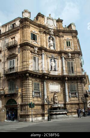 Quattro Canti - four Corners, officiellement connu sous le nom de Piazza Vigliena, est une place baroque à Palerme, Sicile, Italie Banque D'Images