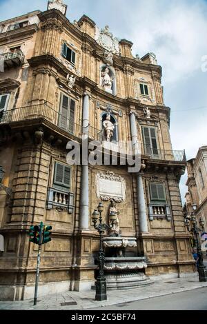 Quattro Canti - four Corners, officiellement connu sous le nom de Piazza Vigliena, est une place baroque à Palerme, Sicile, Italie Banque D'Images