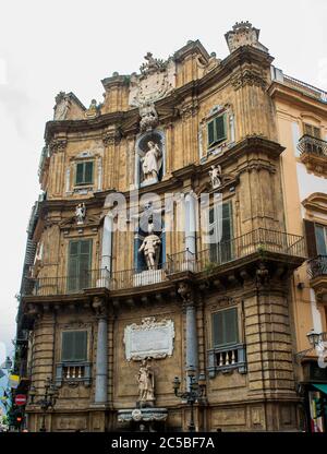 Quattro Canti - four Corners, officiellement connu sous le nom de Piazza Vigliena, est une place baroque à Palerme, Sicile, Italie Banque D'Images