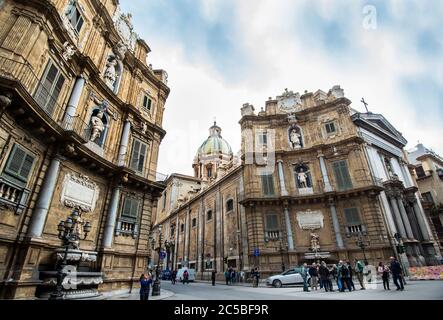 Quattro Canti - four Corners, officiellement connu sous le nom de Piazza Vigliena, est une place baroque à Palerme, Sicile, Italie Banque D'Images