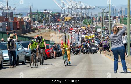 Oakland, CA - 19 juin 2020 : les travailleurs du port d'Oakland se sont rassemblés pour le dix-septième et appellent à la réforme de la police. Des milliers de personnes ont marché dans les rues o Banque D'Images