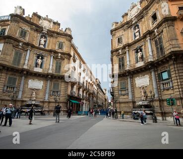 Quattro Canti - four Corners, officiellement connu sous le nom de Piazza Vigliena, est une place baroque à Palerme, Sicile, Italie Banque D'Images