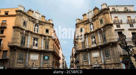 Quattro Canti - four Corners, officiellement connu sous le nom de Piazza Vigliena, est une place baroque à Palerme, Sicile, Italie Banque D'Images