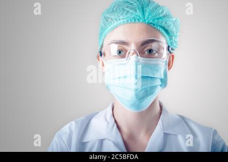 Médecin chirurgical et soins de santé, Portrait du chirurgien médecin en équipement d'EPI sur un contexte isolé. Médecine femmes médecins portant un masque facial Banque D'Images