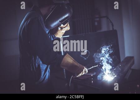 La soudure technique est le soudage de l'acier de travail dans l'atelier d'assemblage, la structure de la soudure dans l'équipement de sécurité est le soudage du métal dans la production d'assemblage en usine Banque D'Images