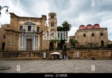 L'église de San Cataldo est une église catholique située sur la Piazza Bellini, construite en 1154, exemple de l'architecture arabo-normande, Palerme, Sicile, Italie Banque D'Images