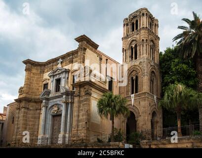 L'église de San Cataldo est une église catholique située sur la Piazza Bellini, construite en 1154, exemple de l'architecture arabo-normande, Palerme, Sicile, Italie Banque D'Images