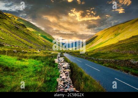 Coucher de soleil sur une vallée au milieu des montagnes dans le magnifique Lake District en Angleterre Banque D'Images