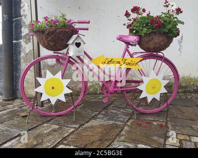 Beau vélo décoratif ancien avec des fleurs dans des pots Banque D'Images