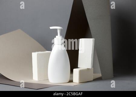 Set de soapsuds blancs sur fond gris, concept géométrique abstrait de soin de la peau, bien-être durable, texture mate fond élégant pour spa de luxe Banque D'Images