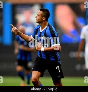 Milan, Italie. 1er juillet 2020. Le FC Alexis Sanchez célèbre son but lors d'un match de football de série A entre le FC Inter et Brescia à Milan, Italie, le 1er juillet 2020. Crédit: STR/Xinhua/Alay Live News Banque D'Images