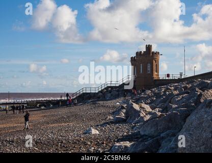 Digue, mur de mer, promenade, front de mer, mer, défenses, des villes, des villages, stations balnéaires. Nouveau, ancien, protection de la mer, littoral, corrosion Banque D'Images