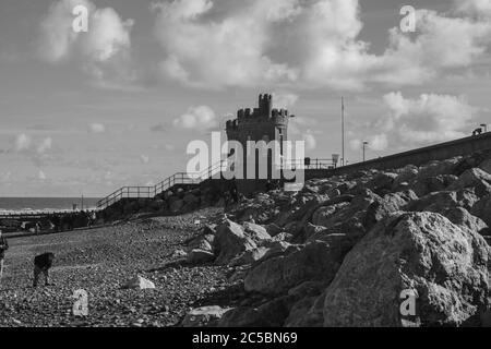 Digue, mur de mer, promenade, front de mer, mer, défenses, des villes, des villages, stations balnéaires. Nouveau, ancien, protection de la mer, littoral, corrosion Banque D'Images
