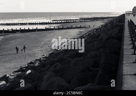 Digue, mur de mer, promenade, front de mer, mer, défenses, des villes, des villages, stations balnéaires. Nouveau, ancien, protection de la mer, littoral, corrosion Banque D'Images