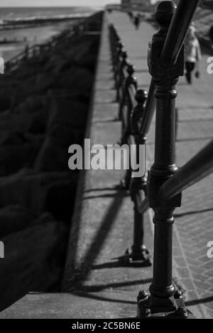 Digue, mur de mer, promenade, front de mer, mer, défenses, des villes, des villages, stations balnéaires. Nouveau, ancien, protection de la mer, littoral, corrosion Banque D'Images