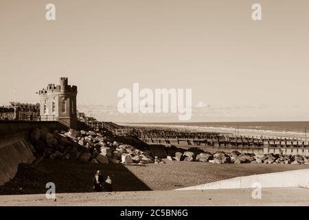 Digue, mur de mer, promenade, front de mer, mer, défenses, des villes, des villages, stations balnéaires. Nouveau, ancien, protection de la mer, littoral, corrosion Banque D'Images