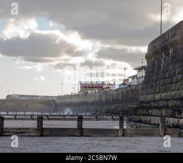 Digue, mur de mer, promenade, front de mer, mer, défenses, des villes, des villages, stations balnéaires. Nouveau, ancien, protection de la mer, littoral, corrosion Banque D'Images