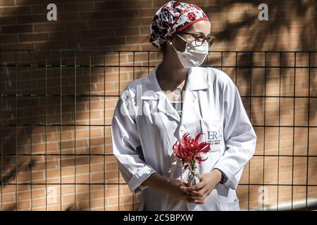 Pékin, Brésil. 18 juin 2020. Un travailleur médical reçoit des fleurs au cours d'une activité qui demande aux citoyens de montrer leur respect et leur gratitude aux travailleurs médicaux sur le front de la lutte contre le COVID-19 à Sao Paulo, Brésil, le 18 juin 2020. Credit: Rahel Paprasso/Xinhua/Alamy Live News Banque D'Images