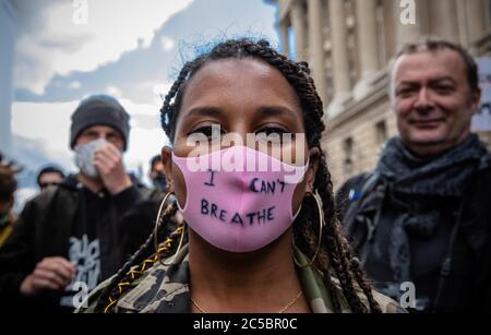 Pékin, France. 6 juin 2020. Les gens participent à un rassemblement pour rendre hommage à George Floyd à Paris, France, le 6 juin 2020. Crédit: Aurélien Morissard/Xinhua/Alay Live News Banque D'Images