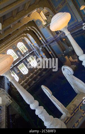 La piscine romaine au château Hearst Banque D'Images