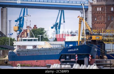 Stralsund, Allemagne. 30 juin 2020. Le coaster 'Jongleurl' est chargé dans le port de Stralsund. Le navire de près de 80 mètres de long navigue principalement dans la mer Baltique. Credit: Jens Büttner/dpa-Zentralbild/ZB/dpa/Alay Live News Banque D'Images