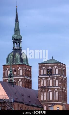 Stralsund, Allemagne. 30 juin 2020. Les deux tours de l'église Nikolai construite en 1270 peuvent être vues en début de matinée depuis le port au-dessus de la vieille ville. L'église Saint-Nikolai sur la place du Vieux marché est la plus ancienne des trois églises paroissiales de Stralsund. Credit: Jens Büttner/dpa-Zentralbild/ZB/dpa/Alay Live News Banque D'Images