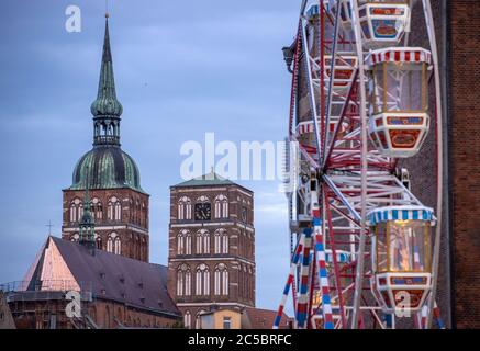 Stralsund, Allemagne. 30 juin 2020. Les deux tours de l'église Nikolai construite en 1270 peuvent être vues en début de matinée depuis le port au-dessus de la vieille ville. L'église Saint-Nikolai sur la place du Vieux marché est la plus ancienne des trois églises paroissiales de Stralsund. Credit: Jens Büttner/dpa-Zentralbild/ZB/dpa/Alay Live News Banque D'Images