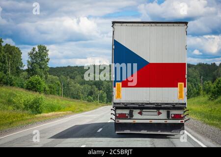 Un camion avec le drapeau national du tchèque représenté sur la porte arrière transporte des marchandises vers un autre pays le long de l'autoroute. Concept d'exportation-importation,trans Banque D'Images