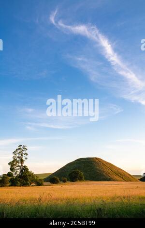 Silbury Hill en été au coucher du soleil. Avebury, Wiltshire, Angleterre Banque D'Images