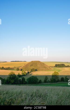 Silbury Hill en été au lever du soleil. Avebury, Wiltshire, Angleterre Banque D'Images