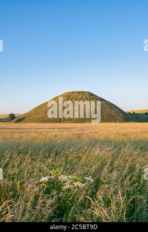 Silbury Hill en été au lever du soleil. Avebury, Wiltshire, Angleterre Banque D'Images