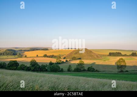 Silbury Hill en été au lever du soleil. Avebury, Wiltshire, Angleterre Banque D'Images