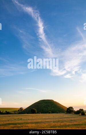 Silbury Hill en été au coucher du soleil. Avebury, Wiltshire, Angleterre Banque D'Images