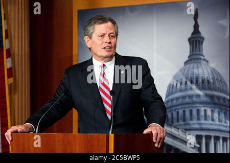 Washington, États-Unis. 1er juillet 2020. Le sénateur américain Steve Daines (R-MT) parle lors d'une conférence de presse contre le fait que le District de Columbia devienne un État. Crédit : SOPA Images Limited/Alamy Live News Banque D'Images