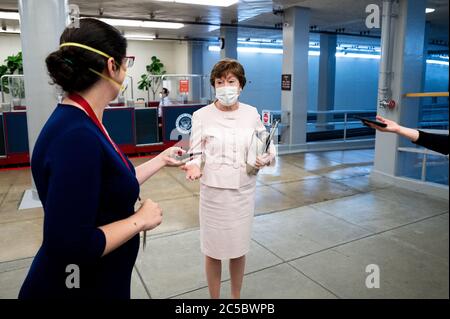 Washington, États-Unis. 1er juillet 2020. La sénatrice américaine Susan Collins (R-ME) parle avec des journalistes au passage inférieur du Sénat. Crédit : SOPA Images Limited/Alamy Live News Banque D'Images