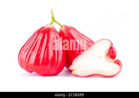 moitié de pomme rose et de pomme rose rouge ( chomphu ) sur fond blanc nourriture saine de fruit de pomme rose isolée Banque D'Images