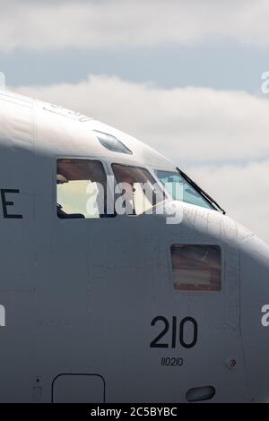 Personnel de la Royal Australian Air Force (RAAF) le poste de pilotage du Boeing C-17A Globemaster III gros avions militaires. Banque D'Images