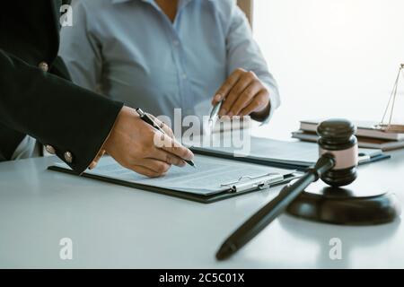 Les clients viennent demander conseil à l'avocat du bureau pour obtenir des conseils au sujet de la loi concernant les violations de la vie privée. Banque D'Images