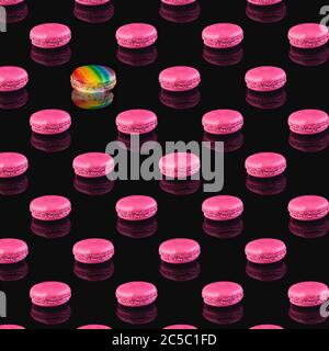 Motif de macarons roses avec réflexion sur fond noir. Banque D'Images