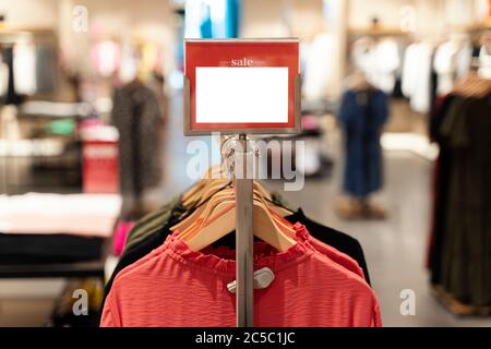 Affiche de solde de réduction dans le centre commercial. Concept de réductions importantes pour les soldes du Vendredi fou et des fêtes Banque D'Images