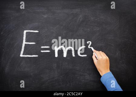 Physique science équation formule noir, E=mcÂ². EMC2 écrit sur tableau de surveillance par un professeur de sciences ou un étudiant en classe. Banque D'Images