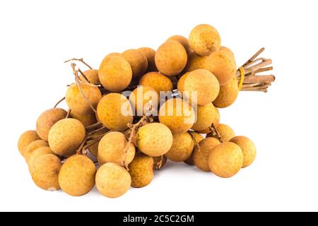 Un bouquet de fruits frais tropicaux de Longan sur fond blanc fruits agriculture alimentaire isolée Banque D'Images