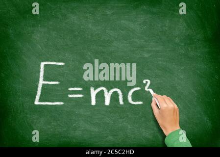 E=mcÂ² équation de formule de la science de la physique tableau noir. EMC2 écrit sur tableau de surveillance par un professeur de sciences ou un étudiant en classe. Banque D'Images