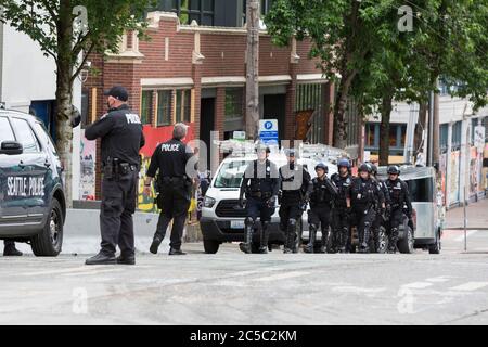 Washington DC, États-Unis. 1er juillet 2020. Des policiers en train d'émeutes arrivent dans la Cité de l'est fermée après avoir effacé la zone de protestation « Capitol Hill occupé » à Seattle le mercredi 1er juillet 2020. La zone, une manifestation d'occupation et une zone autonome autodéclarée, a été créée le 8 juin 2020 lorsque le département de police de Seattle a fermé la Cité de l'est après des jours de manifestations à la suite de la mort de George Floyd alors qu'il était en garde à vue à Minneapolis crédit: Paul Christian Gordon/Alay Live News Banque D'Images