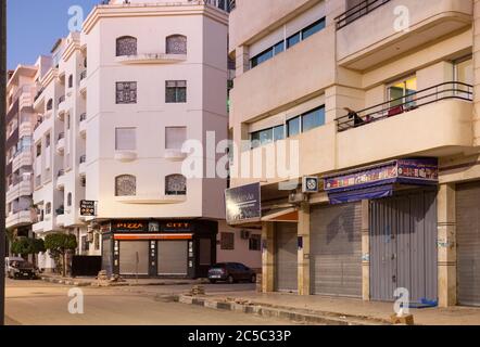 Une rue calme à l'aube dans le quartier Agdal de Fès, Fès-Meknès, Maroc, Afrique. Banque D'Images