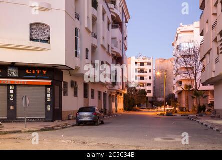 Une rue calme à l'aube dans le quartier Agdal de Fès, Fès-Meknès, Maroc, Afrique. Banque D'Images